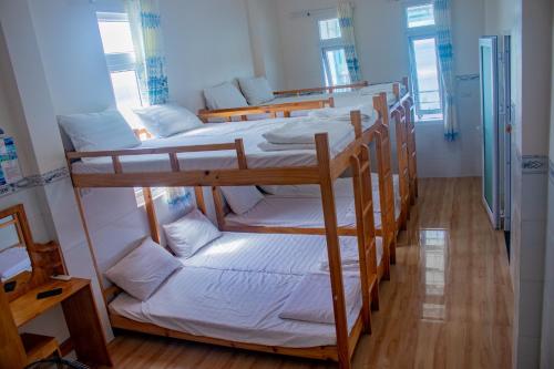 un gruppo di 4 letti a castello in una camera di Hoàng Thiện Homestay đảo Phú Qúy a Cu Lao Thu