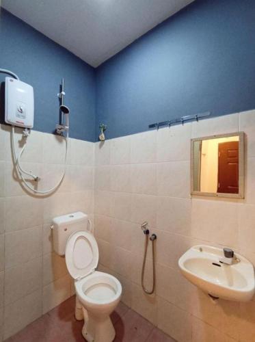 łazienka z toaletą i umywalką w obiekcie The Tudor Home Inn 2 w mieście Brinchang
