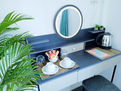 un bureau bleu avec un miroir et une table avec une chaise dans l'établissement Sam's Guesthouse M'Pai Bay, à Koh Rong Sanloem
