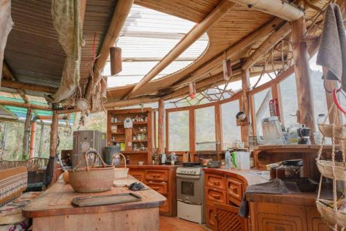 Earthship amazing Cabins with lake view في سان ماركوس لا لاغونا: مطبخ به كونترات خشبية وفرن علوي موقد