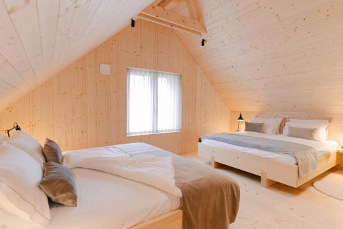 2 Betten in einem Zimmer mit Dachgeschoss in der Unterkunft PIRA HOTEL in Postojna