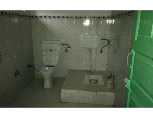 Anoop Tourist Guest House, Phata في Phata: حمام فيه مرحاض ومغسلة