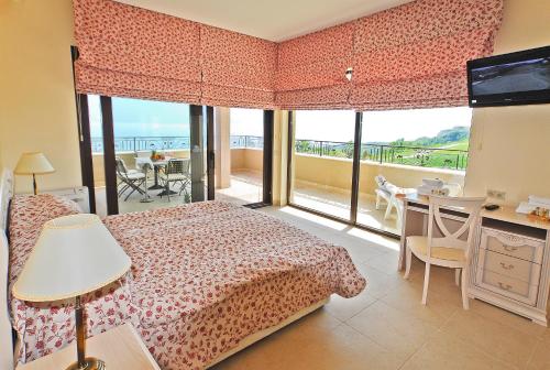 Schlafzimmer mit einem Bett und Meerblick in der Unterkunft Club Residence at BlackSeaRama Golf in Baltschik