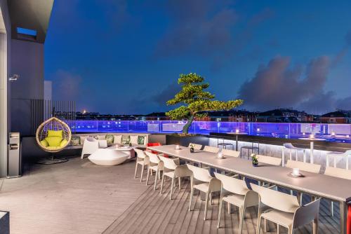 a dining room with a long table and chairs at Intercity Yangzhou Slender West Lake in Yangzhou