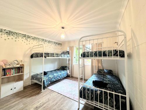 Tempat tidur susun dalam kamar di The Karri Hideaway, Pemberton