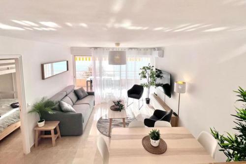 un salon avec un canapé et une table dans l'établissement La Mer Résidence La Fontaine, à La Seyne-sur-Mer