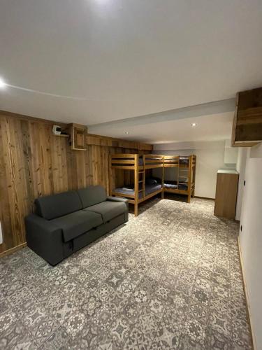 - un salon avec un canapé et des murs en bois dans l'établissement Maison à Moutiers 3 Vallées 4 Chambres 10 pers, à Moutiers