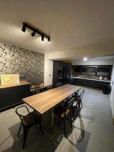 une salle à manger avec une table et des chaises en bois dans l'établissement Maison à Moutiers 3 Vallées 4 Chambres 10 pers, à Moutiers