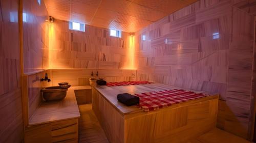 a sauna with a wooden tub in a room at Tantan Cappadocia House in Avcılar
