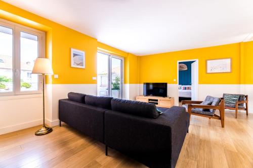 Televisyen dan/atau pusat hiburan di LES HALLES KEYWEEK Duplex with Terrace and Parking in Biarritz Center