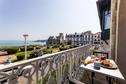 d'un balcon avec une plaque de cuisson sur une table. dans l'établissement BALEA KEYWEEK Seafront Duplex Apartment with Balcony Garage in Biarritz, à Biarritz