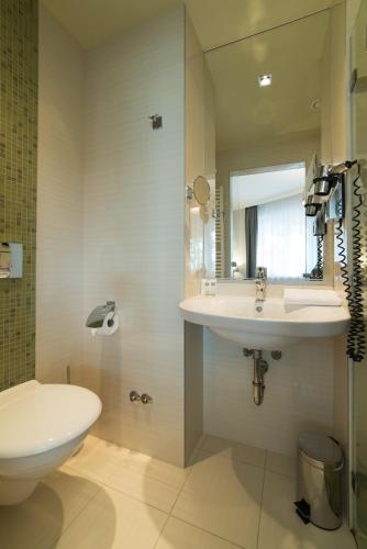 Ванная комната в Hotel Pagony Wellness