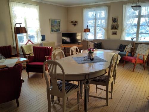 a living room with a table and chairs at Granum Gård in Fluberg