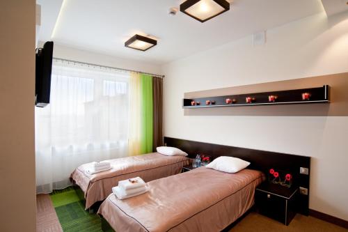 Säng eller sängar i ett rum på Młoda Europa