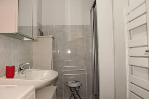 une salle de bain blanche avec un lavabo et une douche dans l'établissement 525 - A ERQUY, dans cet immeuble, situé à 300m du centre et 200m de la plage, à Erquy