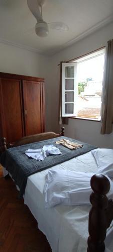 Schlafzimmer mit einem großen Bett und einem Fenster in der Unterkunft Pousada Vale do Café in Miguel Pereira