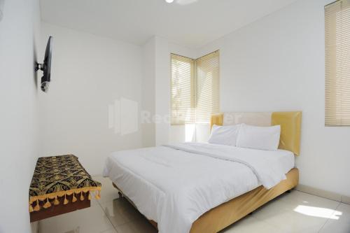 Habitación blanca con cama y ventana en Green Residence 25 Syariah Karawaci RedPartner, en Tangerang