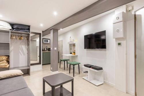 un salon avec un canapé et une table dans l'établissement studio Vieux Lyon, à Lyon
