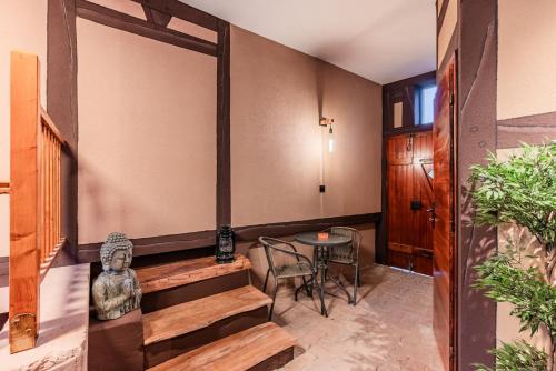 Drusenheim的住宿－Loft sous les colombages d'Alsace / Sauna / Jacuzzi / Netflix / Wifi，走廊上设有桌子和椅子