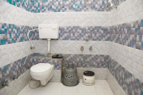 La salle de bains est pourvue de toilettes. dans l'établissement Shubh Parisar, à Khandwa