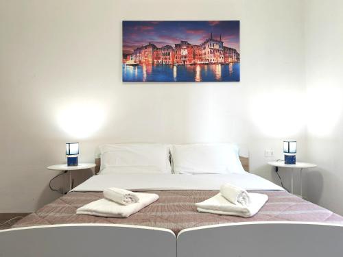 ヴェネツィアにあるGoldmine Guest House 1のベッドルーム1室(ベッド1台、タオル2枚付)