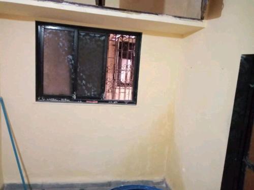 uma janela num quarto com em Paying guests room Available for boys em Navi Mumbai