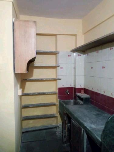komplet schodów w kuchni ze zlewem w obiekcie Paying guests room Available for boys w mieście Navi Mumbai