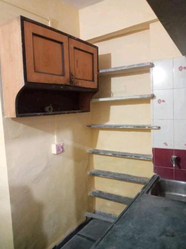 um conjunto de escadas numa cozinha com um armário em Paying guests room Available for boys em Navi Mumbai