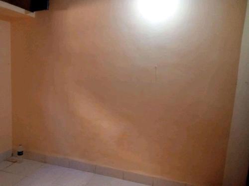 Pokój ze ścianą z oświetleniem w obiekcie Paying guests room Available for boys w mieście Navi Mumbai