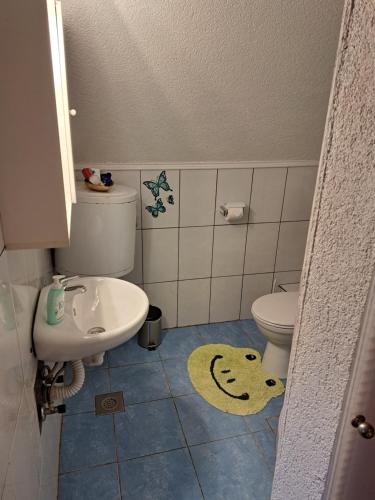 małą łazienkę z toaletą i umywalką w obiekcie San Korana w mieście Jeziora Plitwickie