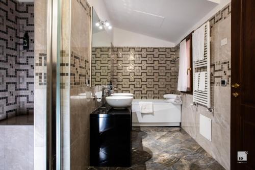 ein Bad mit einem Waschbecken und einem WC in der Unterkunft Urbanicooh Paracelso - Piazza Maggiore View in Bologna