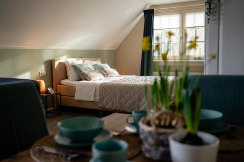 sypialnia z łóżkiem i stołem z naczyniami w obiekcie De Postelhoek B&B w mieście Oud-Ootmarsum