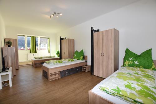 En eller flere senge i et værelse på Perfekt Für Gruppen, 5 Einzelbetten
