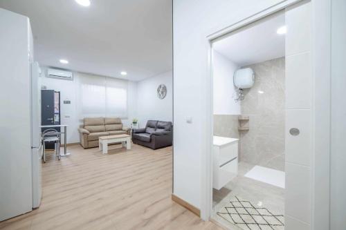 sala de estar con sofá y baño en Apartamentos Avd Xerez, en Sevilla