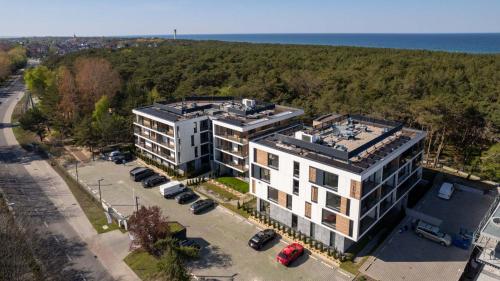 an aerial view of a building with a parking lot at Apartamenty na Półwyspie Wydma&Las in Jastarnia