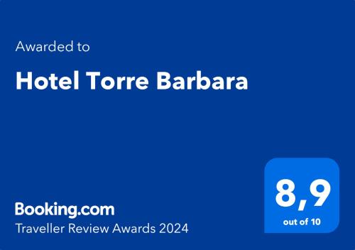 ヴィーコ・エクエンセにあるホテル トーレ バーバラの青いホテルの苦しみのバーバラを読む看板