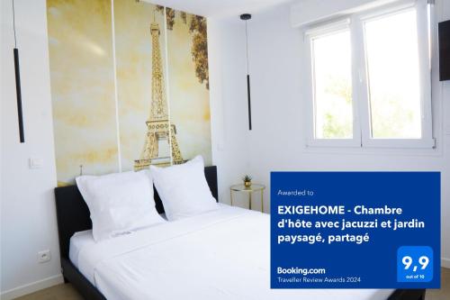 um quarto com uma cama com a torre Eiffel na parede em EXIGEHOME - Chambre d'hôte avec jacuzzi et jardin paysagé, partagé em Orgeval