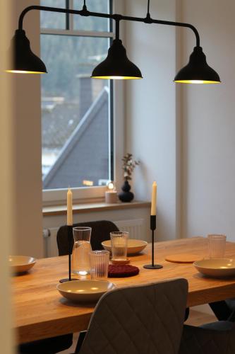 特拉本特拉巴赫的住宿－Moderne Ferienwohnung，一张木桌,上面有两盏灯