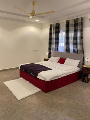 um quarto com uma cama grande num quarto em Kimberly’s Hotel em Tamale