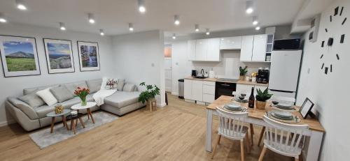 eine Küche und ein Wohnzimmer mit einem Tisch und einem Sofa in der Unterkunft Apartament na skałkach in Jelenia Góra