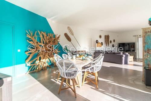 Photo de la galerie de l'établissement Villa SurgaBali - swimming pool and 300m from the beach, à Cavalaire-sur-Mer