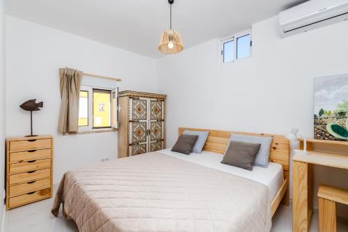biała sypialnia z łóżkiem i oknem w obiekcie Gem of Viso w mieście Setúbal