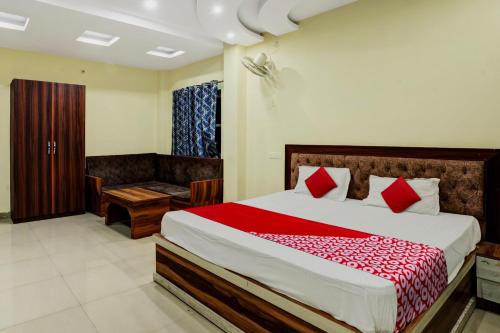 a bedroom with a large bed with a red blanket at OYO Hotel Shubham in Rānchī