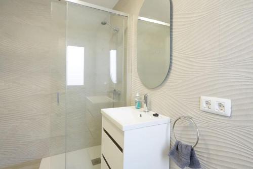 Vonios kambarys apgyvendinimo įstaigoje Luxury Solarium, Jacuzzi, A/C and Wi-fi