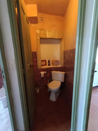 une salle de bain avec toilettes et miroir dans l'établissement Maggie 3 personnes, à Pont-Saint-Esprit