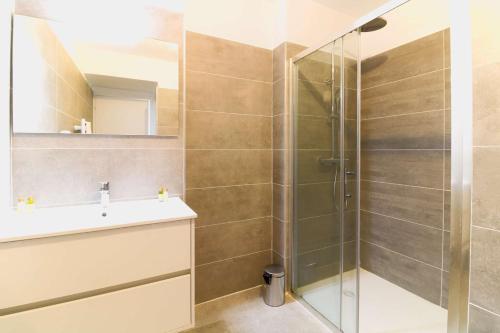 Ванная комната в SELECT' - T2 à Saint-Clair au Lavandou dans une résidence neuve avec piscine - 180SUD-B12