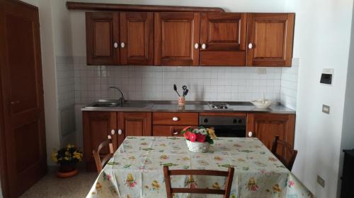 eine Küche mit einem Tisch und einem Tischtuch darauf in der Unterkunft Residence Domus in Pisa