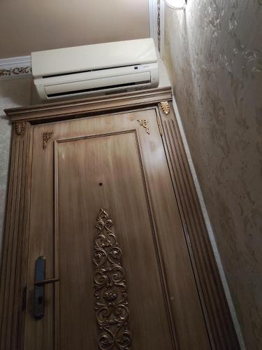 um armário de madeira com uma televisão em cima em Nice Appart. no Cairo