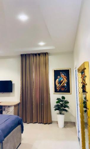 En tv och/eller ett underhållningssystem på Luxury serviced apartment in united estate Ajah