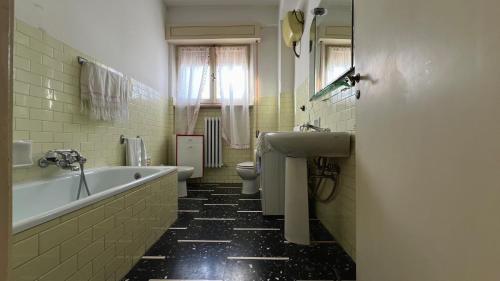 y baño con bañera, aseo y lavamanos. en N273 - Numana, trilocale con terrazzo e doppi servizi, en Sirolo